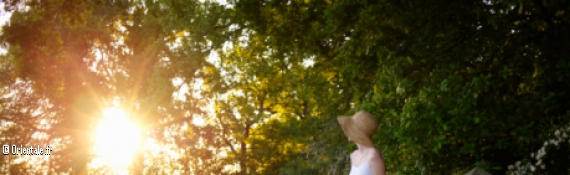 Jeune femme regardant le soleil
