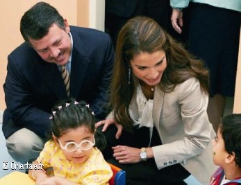 Couple royal de Jordanie visitant une cole