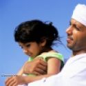 Un pre arabe portant sa petite fille
