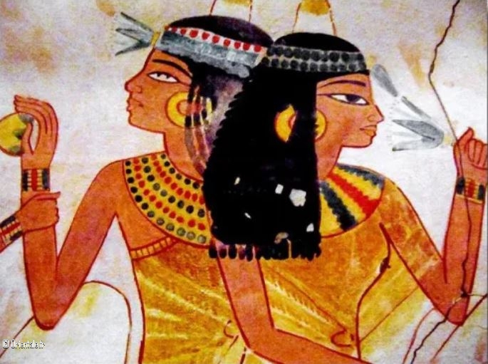 Au premier plan, une ancienne Egyptienne qui hume un nnufar