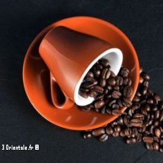 Grains de caf et tasse de caf