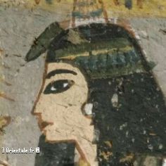 Egyptienne avec un cne sur la tte - bas relief mortuaire