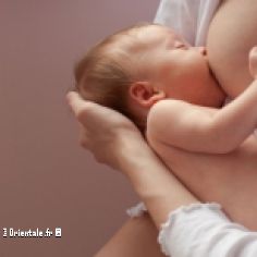 Femme donnant sein bb, allaitement