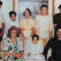 Saddam Hussein avec son pouse,  gauche, et tous ses enfants!