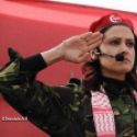 Belle femme palestinienne fire et determine effectuant un salut militaire