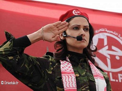 Belle femme palestinienne fire et determine effectuant un salut militaire
