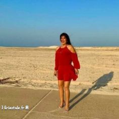 Fifi Abdou en robe rouge  la plage