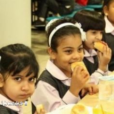 Des enfants mangent  la cantine en Egypte