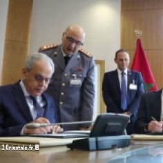Le ministre isralien de la Dfense ( droite) et son homologue marocain signent un accord (Israel Defence Ministry/AFP)