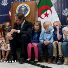 Antony Blinken discute avec les enfants du personnel de l'ambassade  Alger le 30 mars 2022