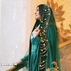 Femme saoudienne avec une robe de fte traditionnelle