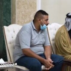 Ali Al Juburi,  gauche, avec son avocat,  d., reus par monsieur le Premier Ministre