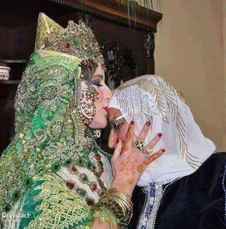 Une marie de Mostaganem embrasse l'une de ses tantes