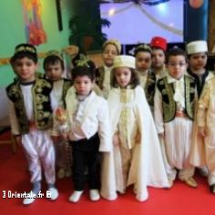 Des enfants ftent le Mouloud dans une cole  Oran