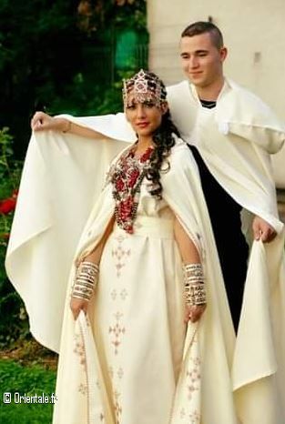 Maris kabyles en tenue traditionnelle