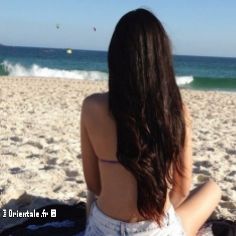 Une jeune femme profite de la plage en Algrie