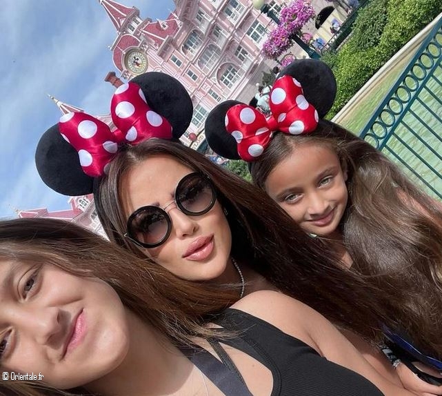 Radwa El Sherbiny avec ses filles  Disneyland Paris