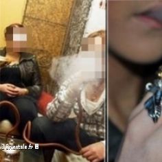 Des Marocaines fument le narghil dans un bar  chicha