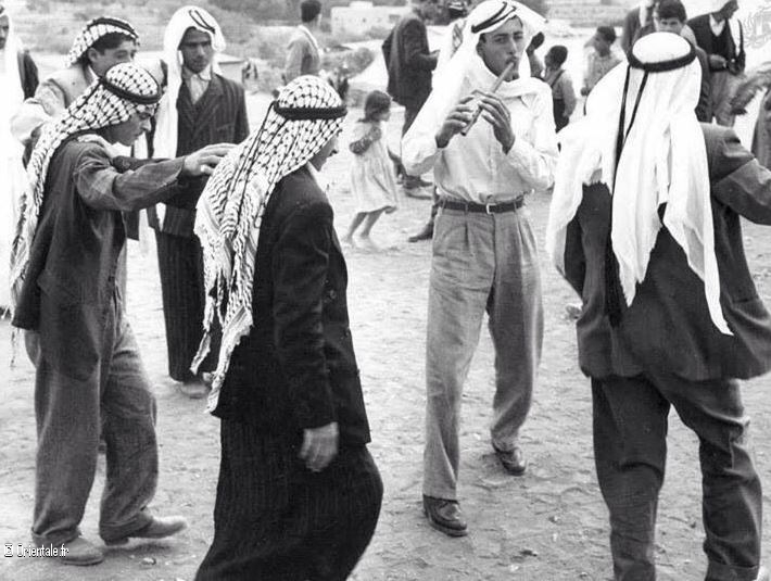 Des hommes palestiniens dansent la dabk en 1948