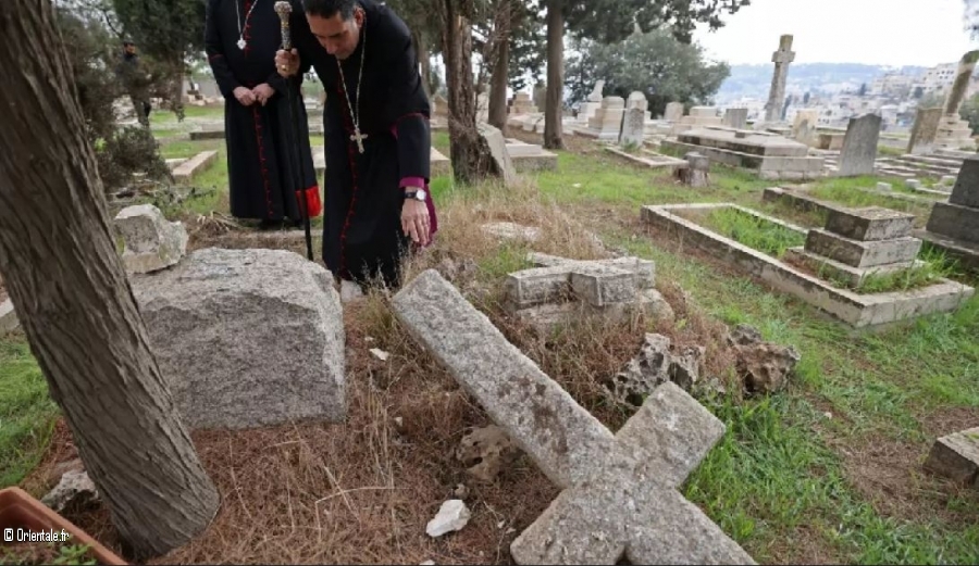 Un prtre dcouvre une tombe profane dans un cimetire chrtien de Jrusalem