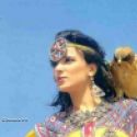 Femme kabyle posant avec un faucon sur l'épaule