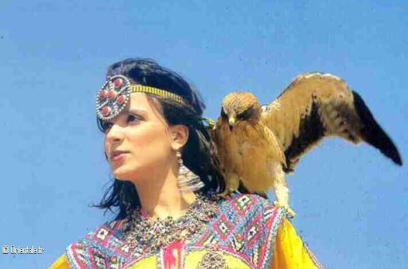 Femme kabyle posant avec un faucon sur l'paule