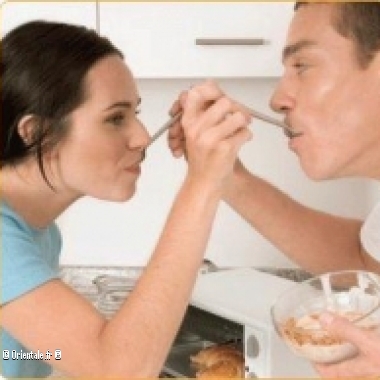 Un couple dguste un dessert