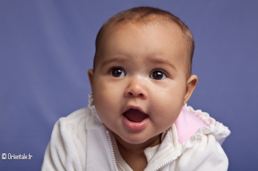 Bébé fille curieux Bébé fille curieux