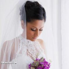 Marie qui porte un bouquet de fleurs