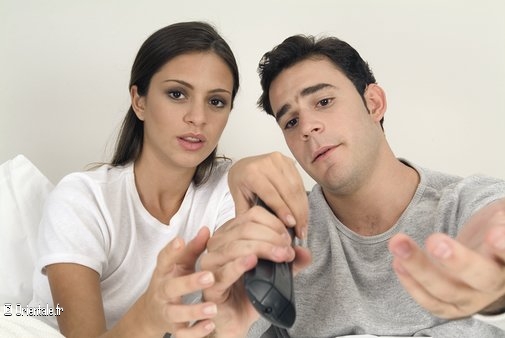 Couple se disputant la télécommande Couple se disputant la télécommande