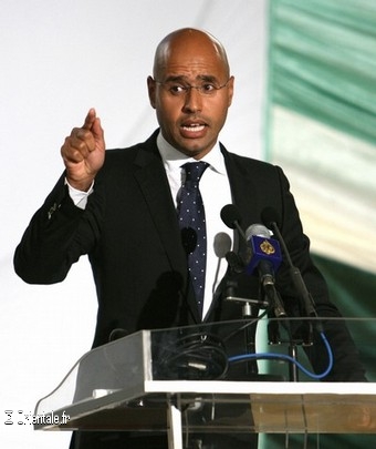 Saif Kadhafi devant un pupitre Saif Kadhafi devant un pupitre
