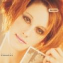 Femme tenant une photo ancienne