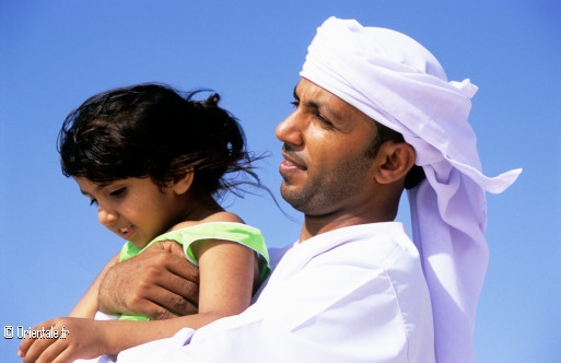 Un père arabe portant sa petite fille