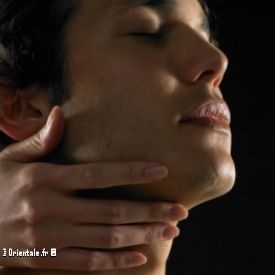 Femme caressant un homme