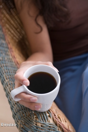 Femme tenant une tasse à café Femme tenant une tasse à café