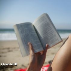 Femme lisant à la plage