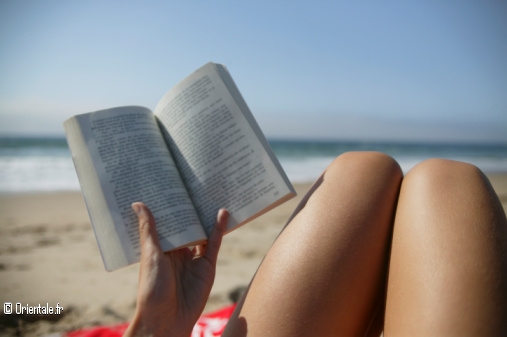 Femme lisant à la plage Femme lisant à la plage