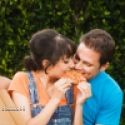 Couple mixte mangeant une pizza