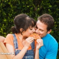 Couple mixte mangeant une pizza