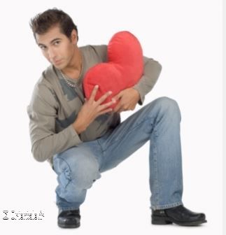 Jeune homme portant un coeur
