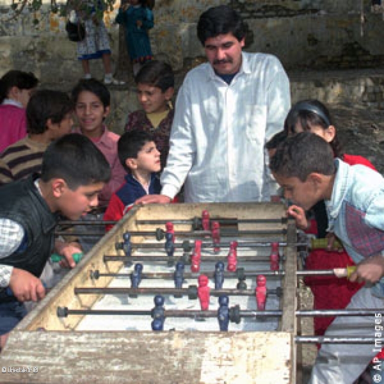 Iraq, des enfants jouent au baby-foot le jour de l\'Aïd el-fitr