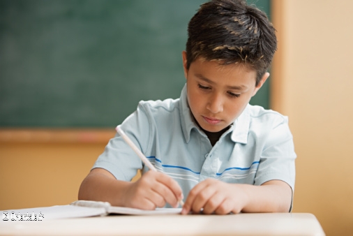 Jeune garçon en classe Jeune garçon en classe
