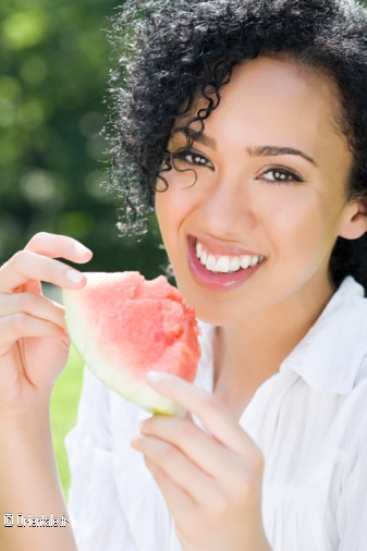 Femme dgustant un fruit