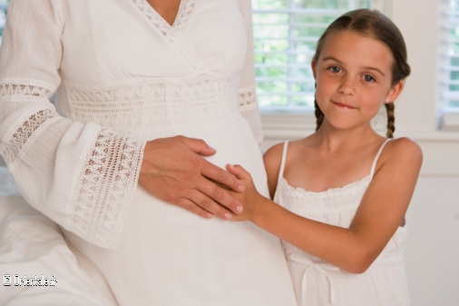 Femme enceinte et sa petite fille Femme enceinte et sa petite fille