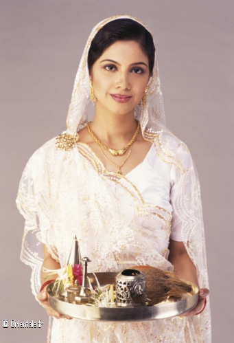 Mariée hindoue portant un Thali