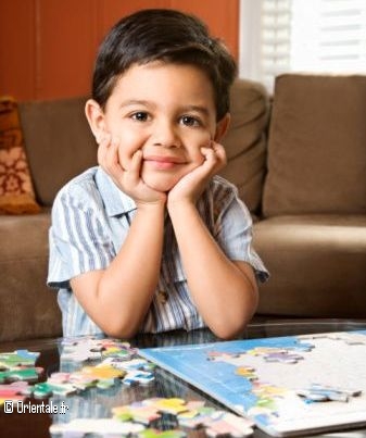 Garonnet jouant au puzzle