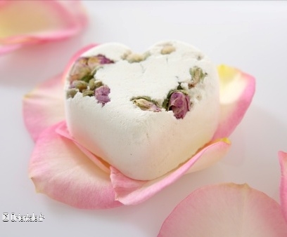 Savon à la rose en forme de coeur Savon à la rose en forme de coeur