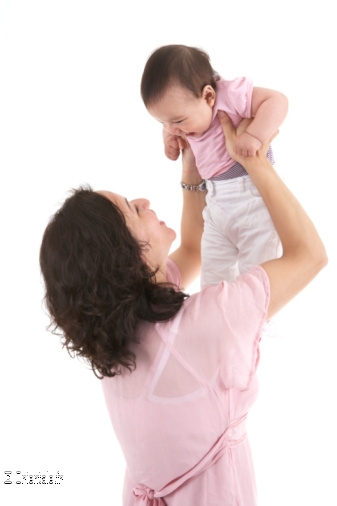 Maman soulevant son bébé Maman soulevant son bébé