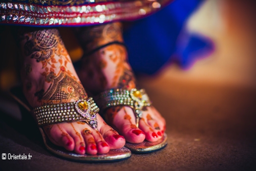 Pieds de femme avec sandales et henné