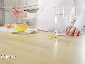 Femme enceinte dans sa cuisine Femme enceinte dans sa cuisine